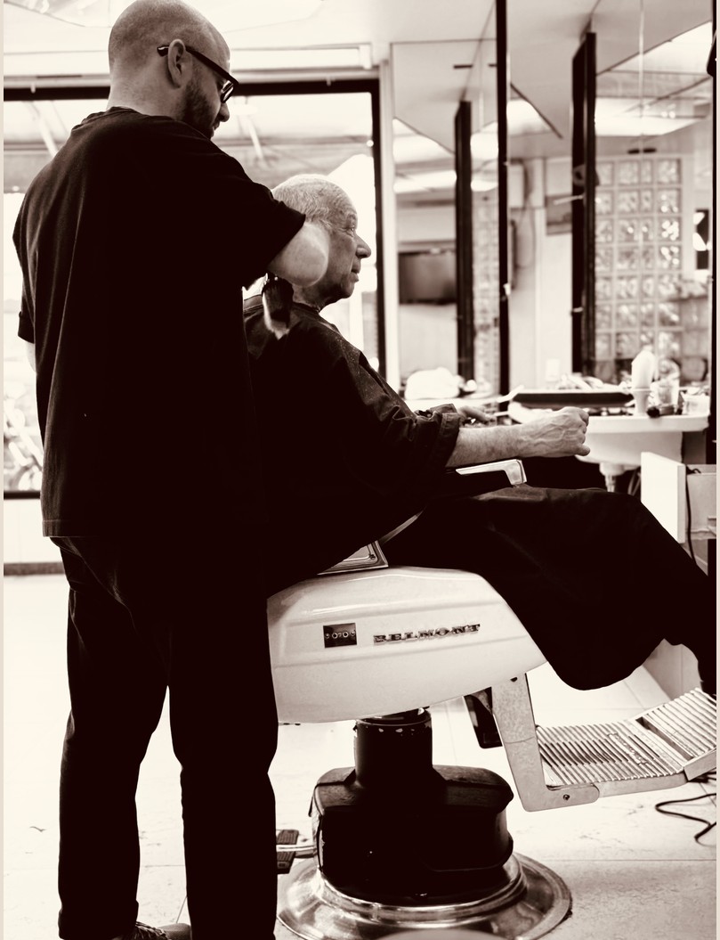 Marius coiffant son père dans le salon Karine Coiffure